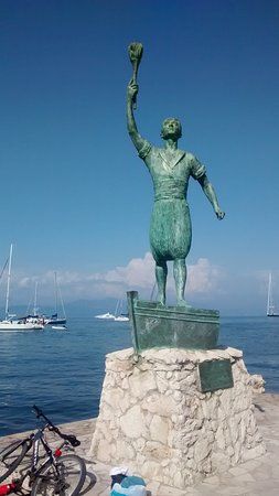 Άγαλμα Γεώργιου Ανεμογιάννη εθνομάρτυρα
